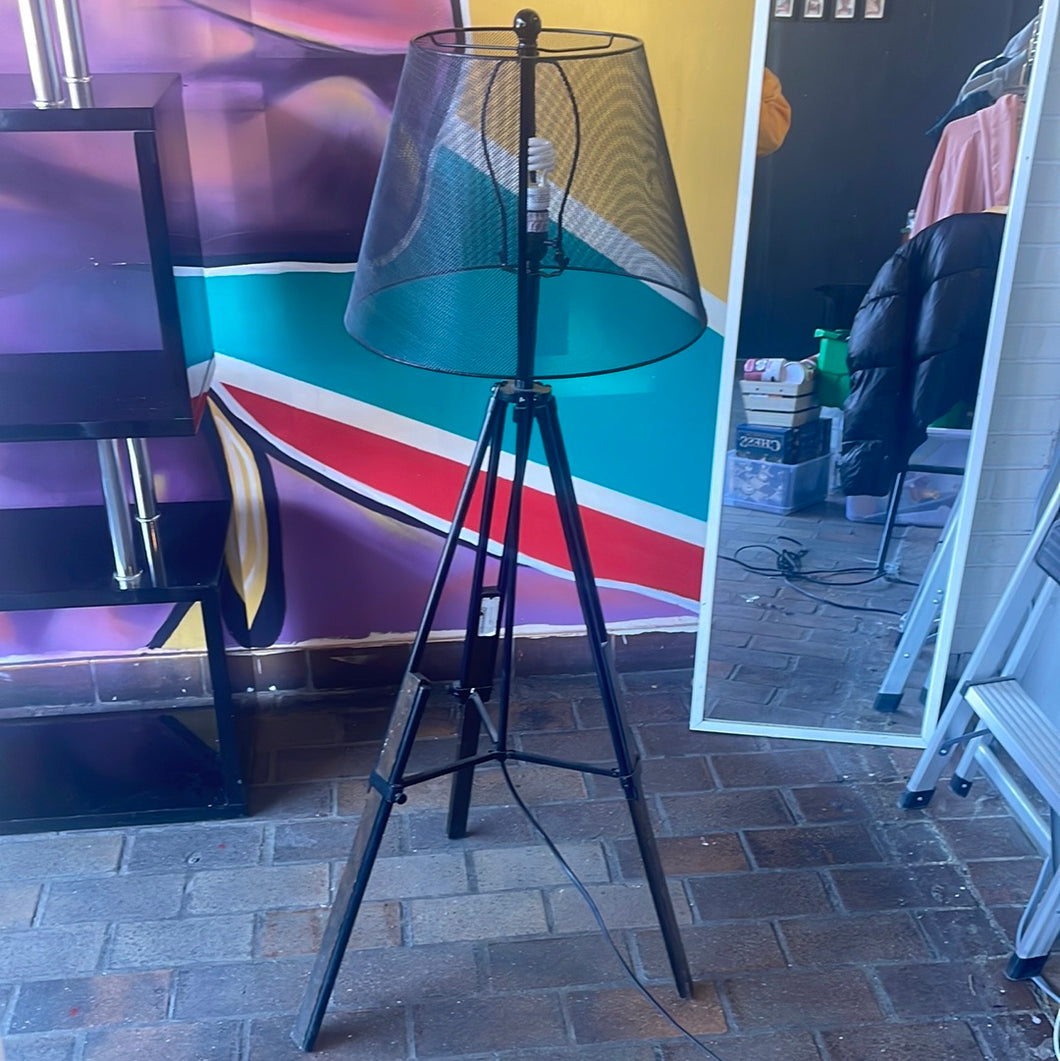 Tripod lamp for sale ($20) (PICKUP ONLY)