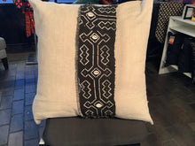 Load image into Gallery viewer, Bogolan mix pillow
