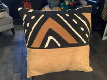 Load image into Gallery viewer, Bogolan mix pillow
